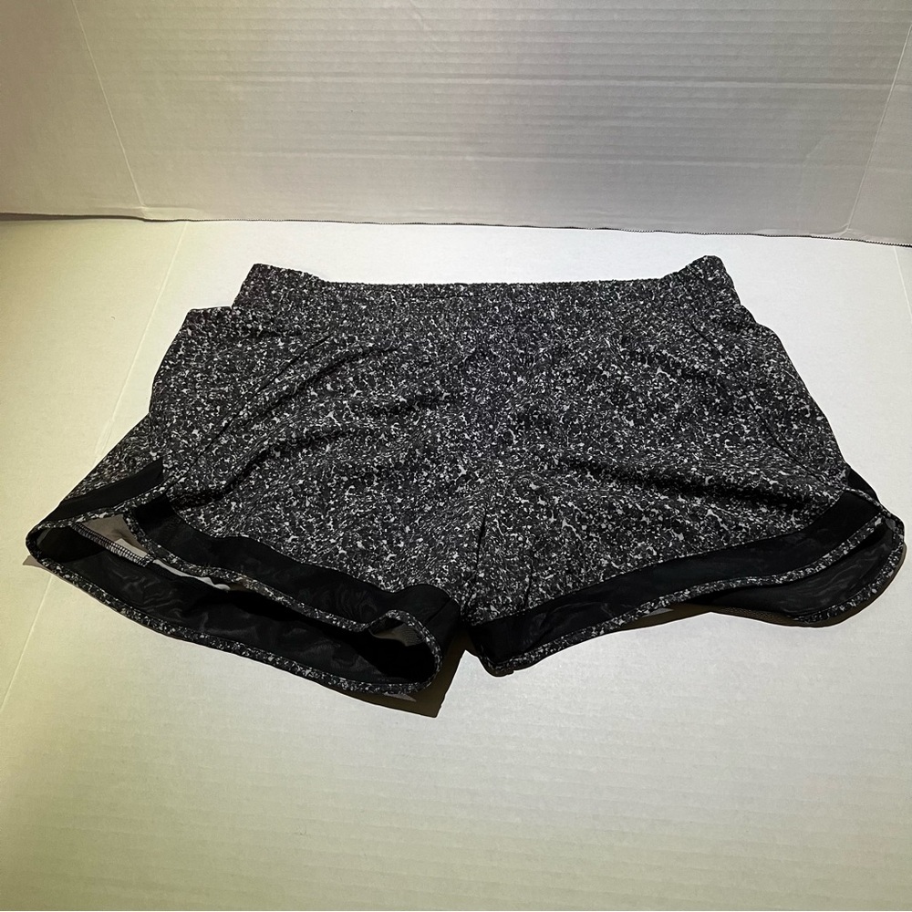 Athleta Printed Mesh Racer Run Shorts Black Gray Size Medium - Picture 2 of 7